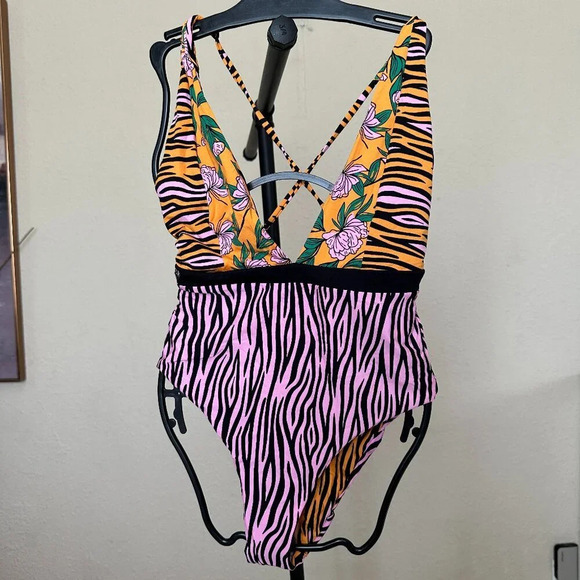 Maaji Fierce Flow One apiece Swimsuit NWOT Size M $154 - Picture 4 of 15